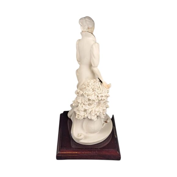 Vintage Capodimonte Maternity Statue by Armani: 1980s Italian Porcelain Art - Picture 5 of 9